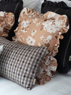 Housse de coussin à volants Fleurs de Bach — Cappuccino