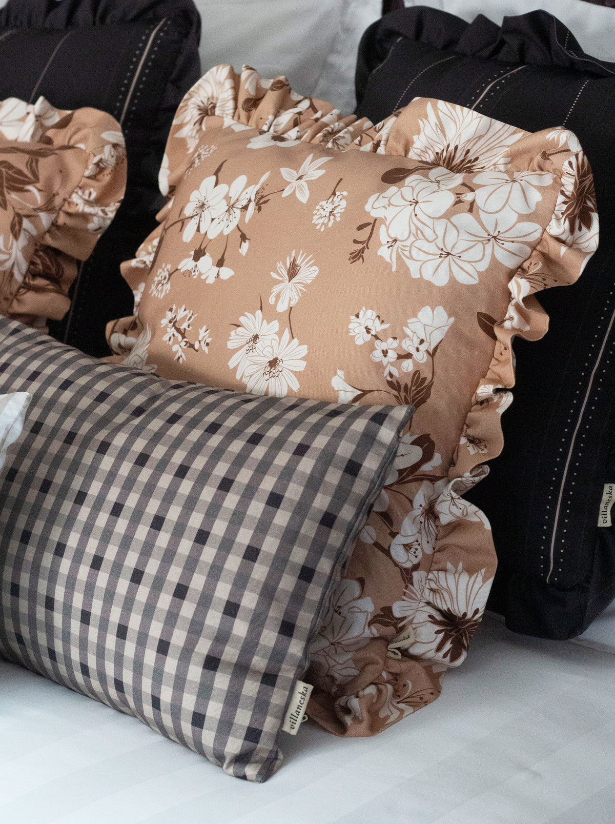 Housse de coussin à volants Fleurs de Bach — Cappuccino