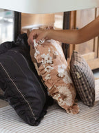 Housse de coussin à volants Fleurs de Bach — Cappuccino