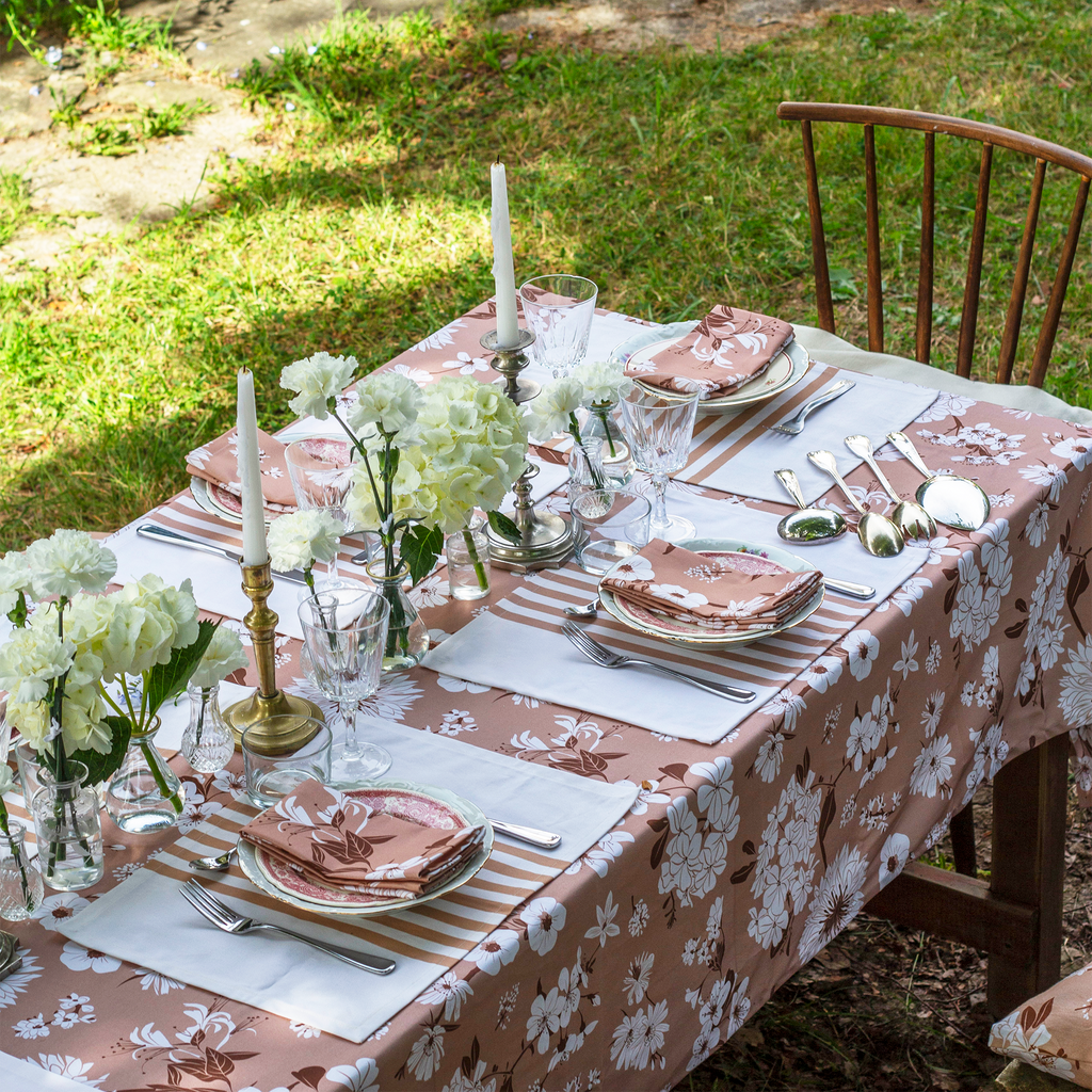 Parure de table serviettes, sets rayés et nappe 一 Cappuccino