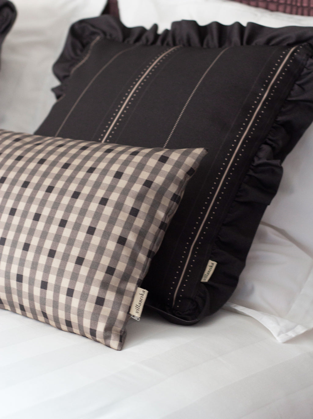 Housse de coussin à volants — Rayure cadencée Brun fumé/crème