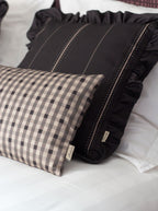 Housse de coussin à volants — Rayure cadencée Brun fumé/crème