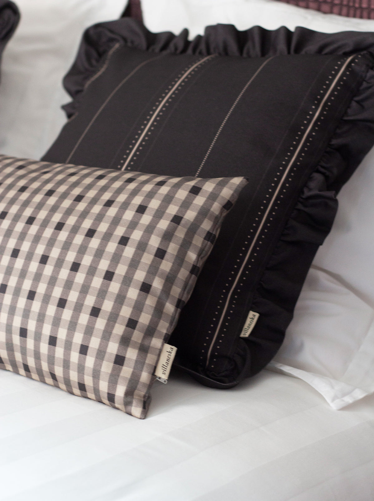 Housse de coussin à volants — Rayure cadencée Brun fumé/crème