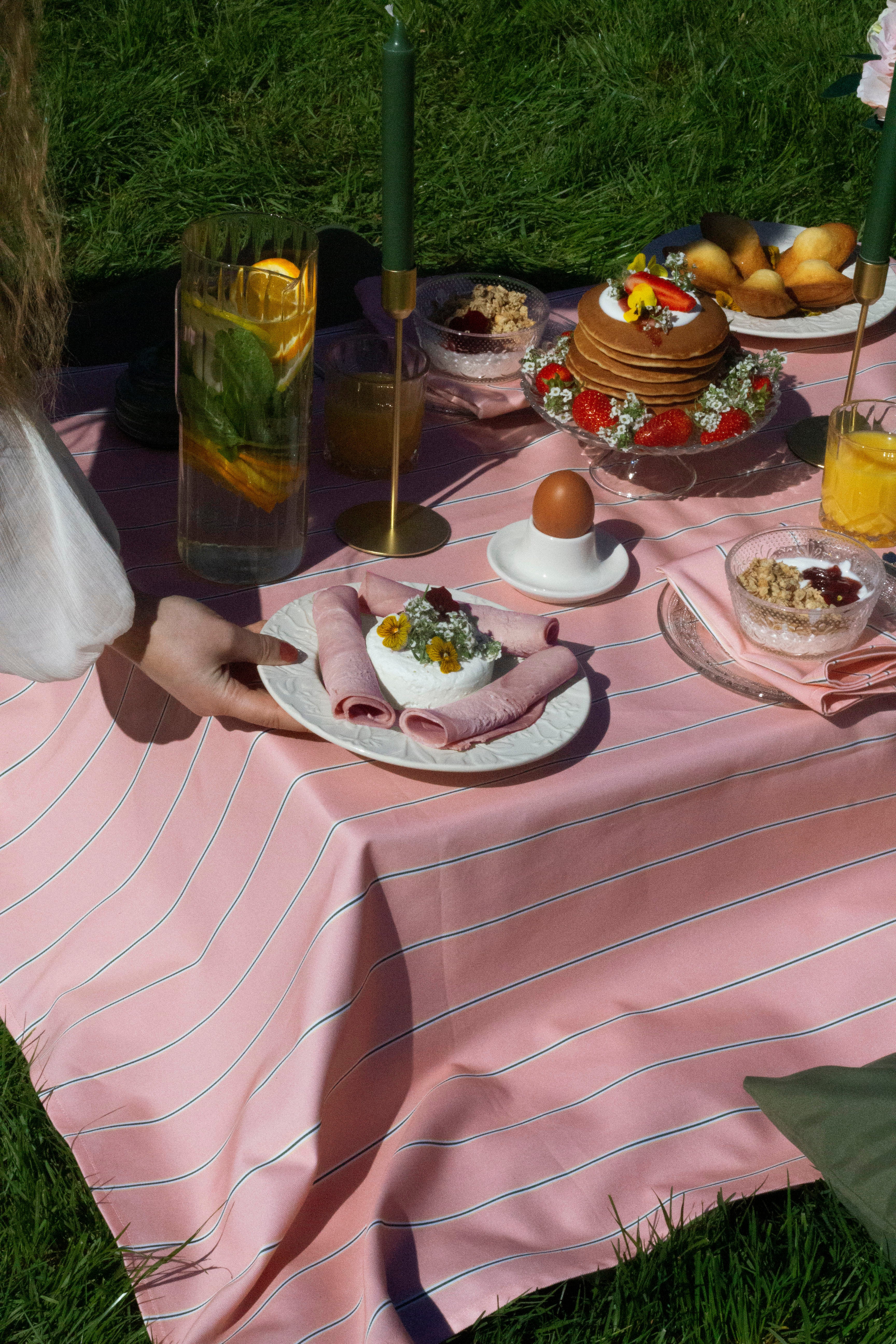 Nappe —  Corail poudré, rayures fines vert/jaune